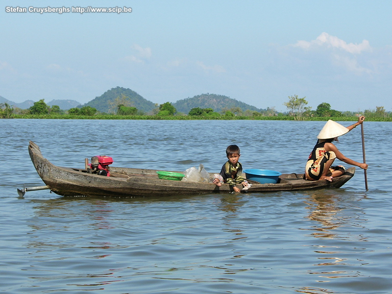 Kampong Chhnang - bootje De provinciehoofdstad Kampong Chhnang ligt aan de plaats waar de Tonlé Sap rivier overgaat in het Tonlé Sap meer. In de vele kanalen zijn er kleurrijke drijvende dorpen en veel bootjes. Stefan Cruysberghs